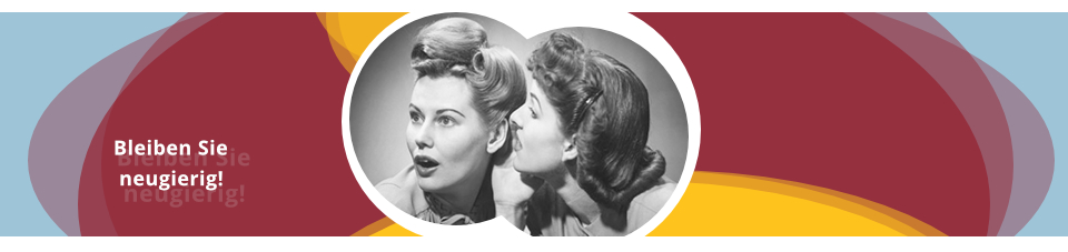 Zwei Frauen flüstern miteinander