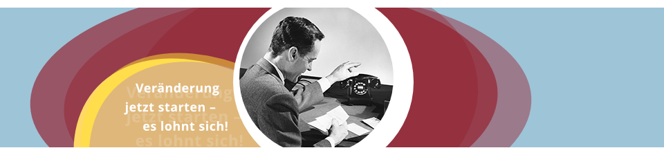 Mann greift zum Telefon